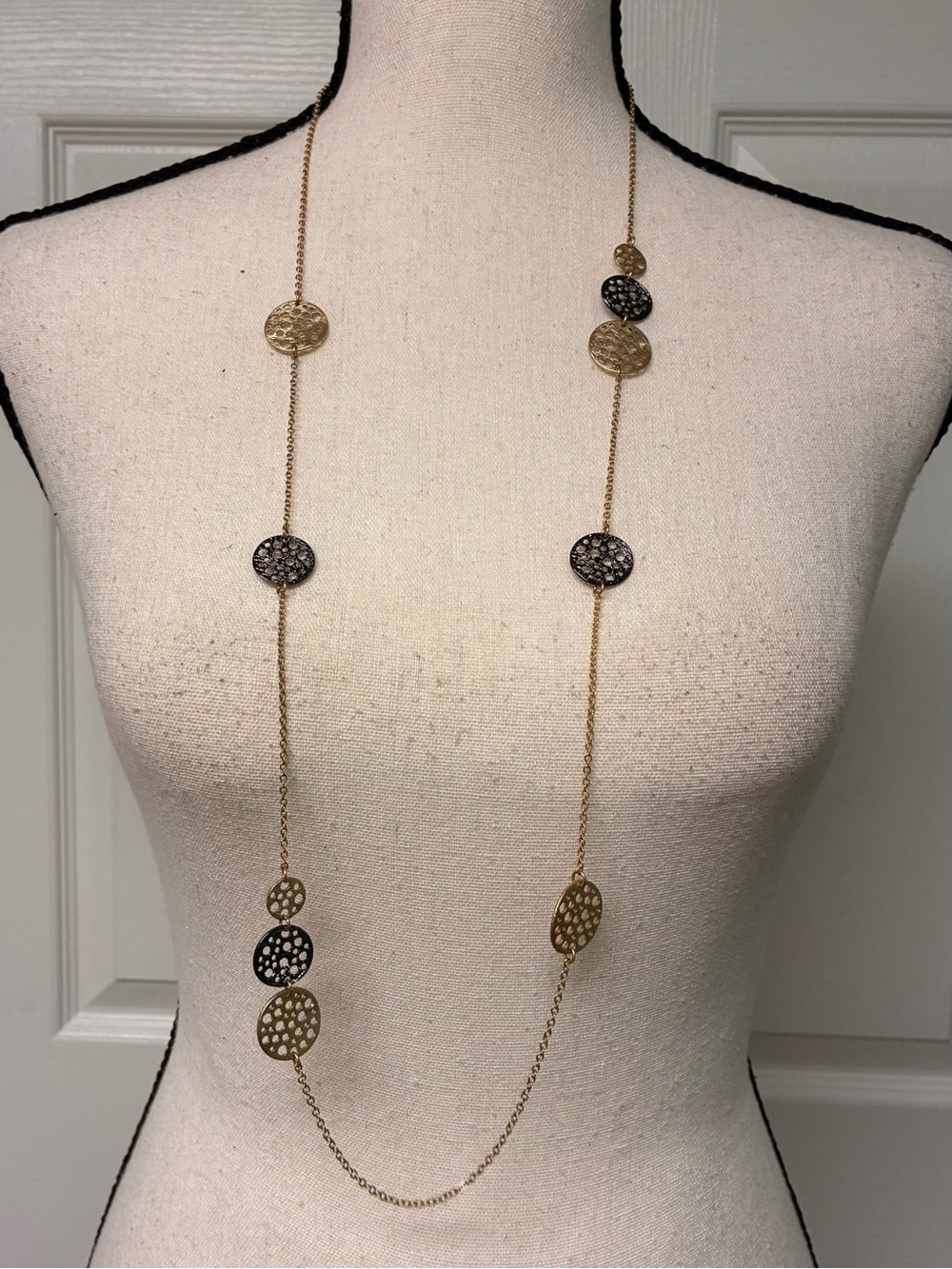 NWOT Jules Smith for NEIMAN MARCUS 35 in necklace. Mixed metals. Hammered discs